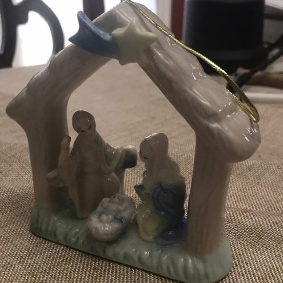 Porcelain nativity scene ornament - Picture 2 of 2